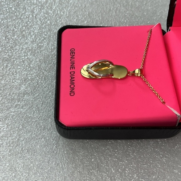 🆕 Gianni Argento Flip Flop Pendant Necklace Gold Tone Diamond Accent 18” - Picture 4 of 6